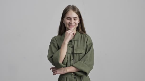 Hermosa Chica Sonriente Joven Positiva Posando Aislado Sobre Fondo Pared — Vídeo de stock