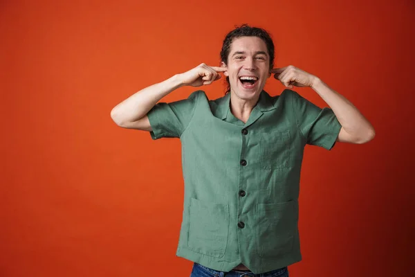 Imagen Hombre Guapo Feliz Riendo Tapándose Las Orejas Aisladas Sobre —  Fotos de Stock