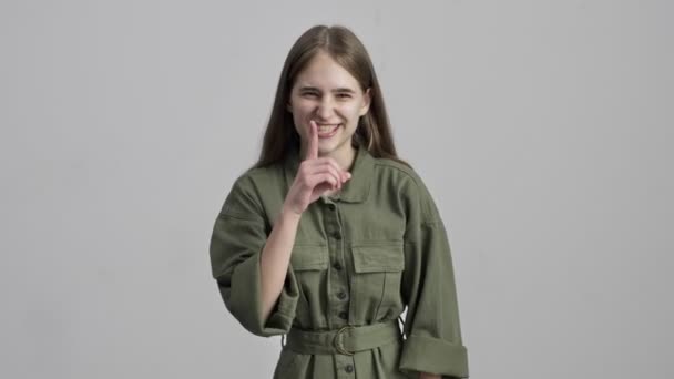 Bela Jovem Feliz Menina Posando Isolado Sobre Cinza Parede Fundo — Vídeo de Stock