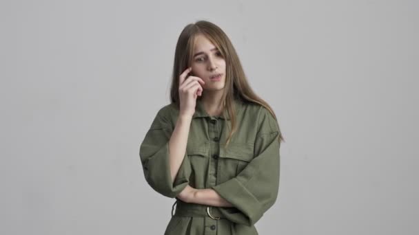 Красива Молода Емоційна Дівчина Позує Ізольована Сірому Фоні Стіни Має — стокове відео