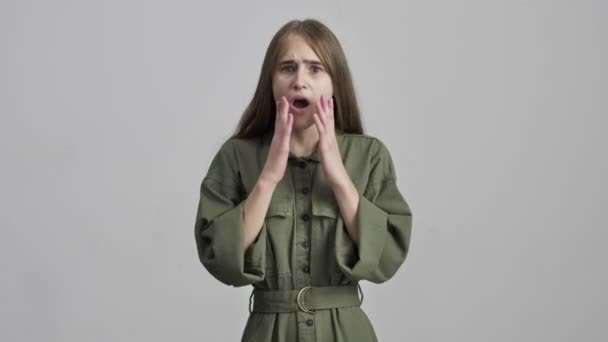 Fantastisk Ung Missnöjd Seriös Flicka Poserar Isolerad Över Grå Vägg — Stockvideo