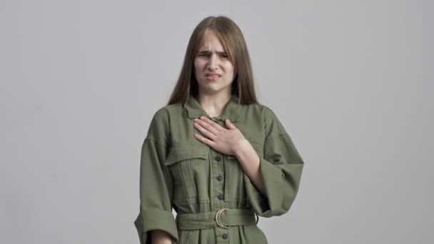 Negativo Joven Seria Chica Posando Aislado Sobre Gris Pared Fondo — Vídeo de stock