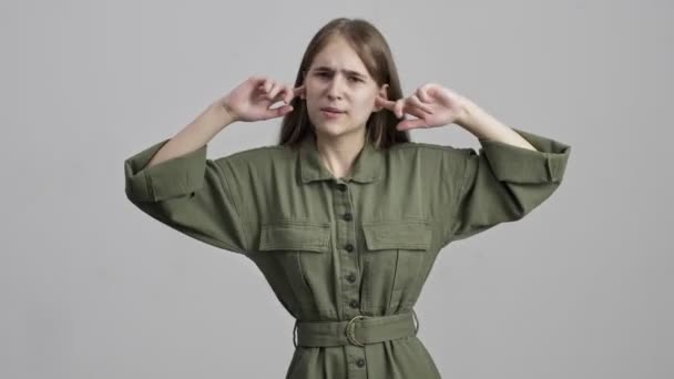 Negatif Genç Kız Gri Duvar Arkasında Yalnız Poz Verip Kulaklarını — Stok video