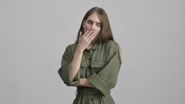 Enojado Joven Cansado Aburrido Chica Aislado Sobre Gris Pared Fondo — Vídeo de stock