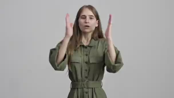 Mladá Vážná Dívka Pózuje Izolované Přes Šedou Zeď Pozadí Aby — Stock video