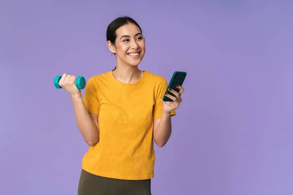 Joyeux Jeune Jolie Sportive Debout Isolé Sur Fond Violet Utilisant — Photo