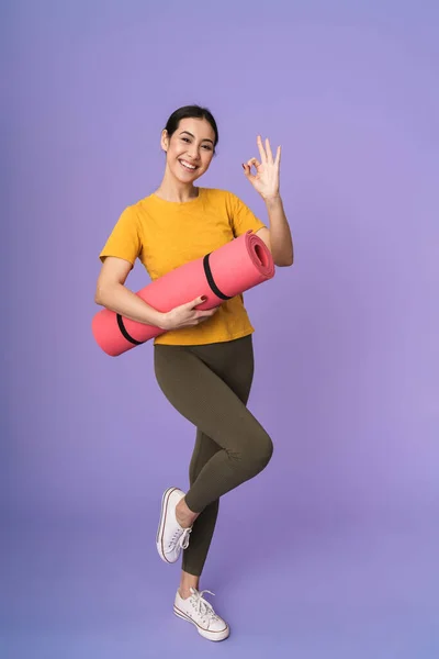 Full Length Cheerful Young Pretty Sportswoman Standing Isolated Violet Background — Stock Photo, Image