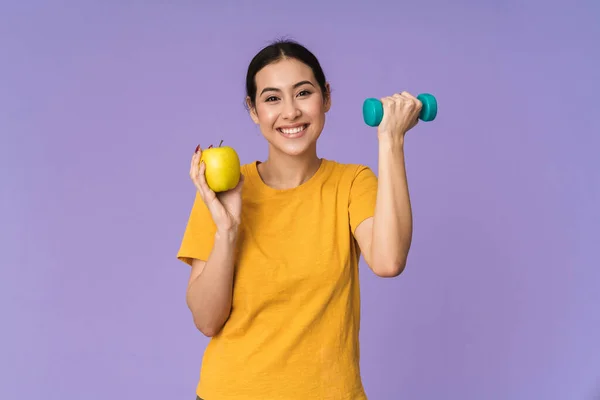 Fröhliche Junge Hübsche Sportlerin Steht Isoliert Vor Violettem Hintergrund Und — Stockfoto