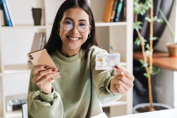 Image Une Belle Jeune Fille Joyeuse Étudiant Intérieur Étudiant Utilisant — Photo