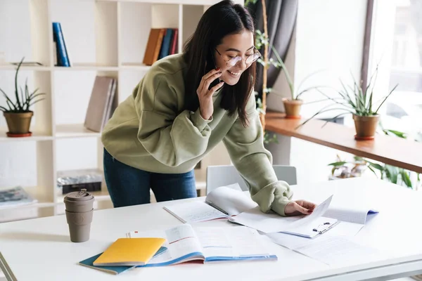 Imagen Una Joven Estudiante Optimista Positiva Hermosa Interior Estudiando Hablar —  Fotos de Stock