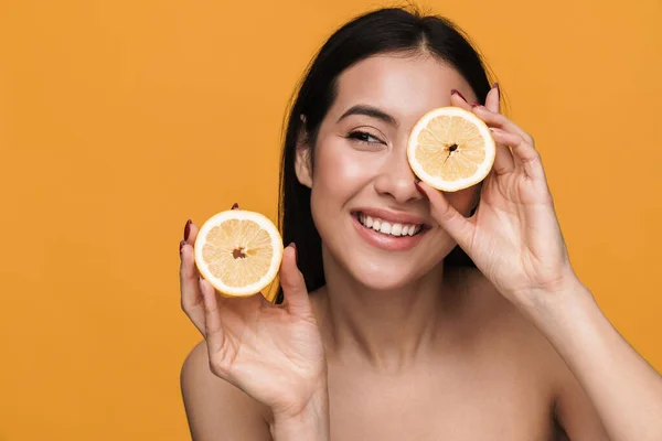 Retrato Belleza Joven Morena Caucásica Mujer Semidesnuda Sonriendo Sosteniendo Partes — Foto de Stock