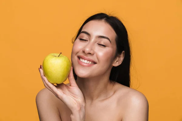 배경에 고립된 사과를 코카서스 출신젊은 여성의 아름다운 — 스톡 사진