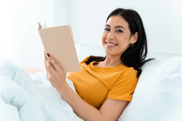 Bild Einer Schönen Fröhlichen Positiven Jungen Frau Liegt Hause Bett — Stockfoto