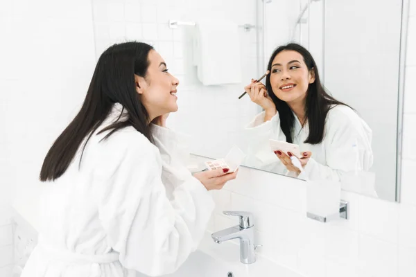 Imagen Una Feliz Mujer Joven Positiva Interior Casa Baño Aplicar — Foto de Stock