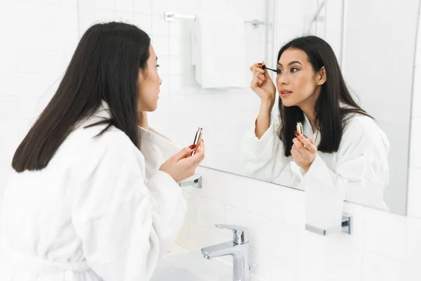 Imagen Una Mujer Joven Concentrada Interior Casa Baño Aplicar Maquillaje — Foto de Stock