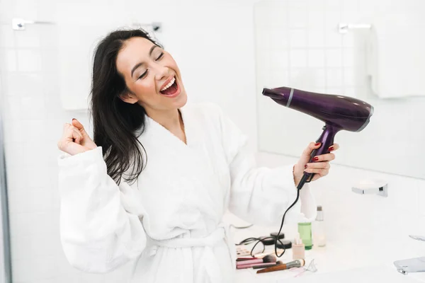 Imagen Una Linda Mujer Joven Divertida Feliz Interior Casa Baño —  Fotos de Stock