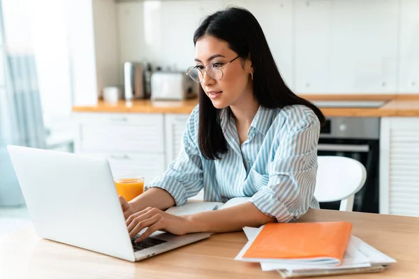 Imagen Una Hermosa Mujer Joven Morena Concentrada Cocina Interior Casa —  Fotos de Stock