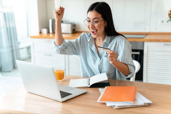 Imagem Uma Bela Surpreso Emocional Sorrindo Morena Jovem Cozinha Dentro — Fotografia de Stock