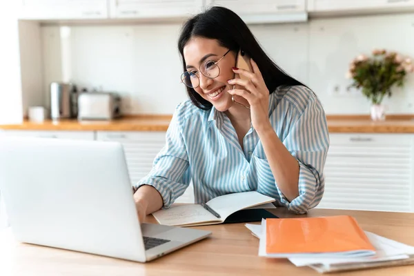 Imagen Una Hermosa Morena Feliz Positiva Joven Cocina Interior Casa —  Fotos de Stock