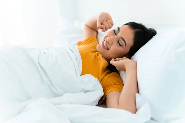 Imagen Una Hermosa Mujer Joven Optimista Positiva Encuentra Cama Interior —  Fotos de Stock