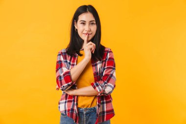 Sarı arka planda izole edilmiş beyaz kadın görüntüsü.