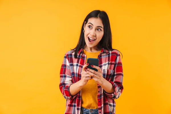 Imagem Mulher Atraente Surpresa Camisa Xadrez Digitando Celular Isolado Sobre — Fotografia de Stock