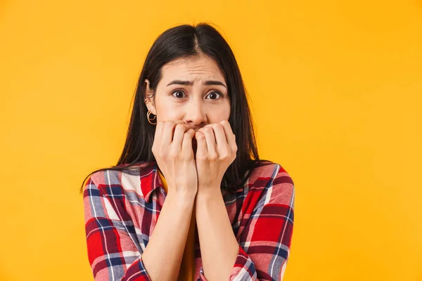 照片上美丽而害怕的女人捂住嘴 看着黄色背景下的相机 — 图库照片