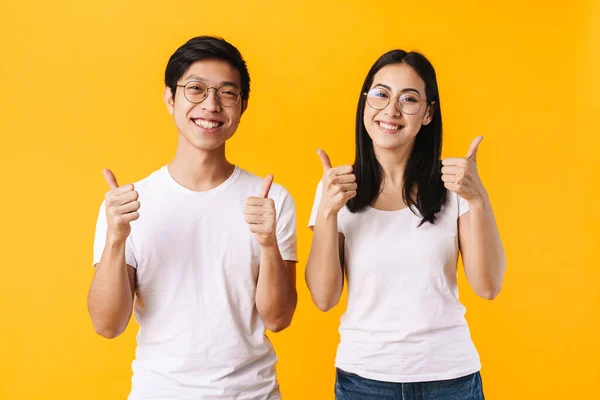 Imagem Homem Mulher Multinacional Alegre Sorrindo Gesticulando Polegares Isolados Sobre — Fotografia de Stock