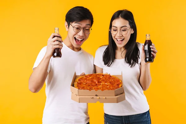 Kép Boldog Multinacionális Pár Ivás Szóda Eszik Pizza Izolált Sárga — Stock Fotó
