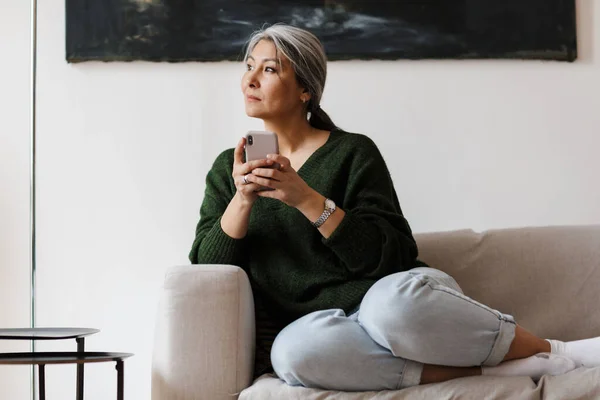 Foto Mujer Enfocada Pelo Gris Mirando Lado Usando Teléfono Celular — Foto de Stock