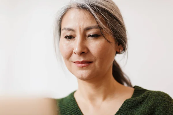 Image Concentrated Mature Beautiful Grey Haired Woman Using Laptop Computer — Stock Photo, Image