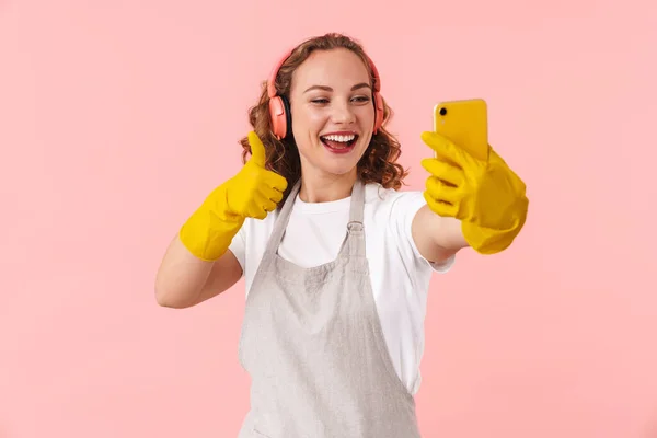 Foto Mujer Feliz Optimista Ama Casa Posando Aislada Sobre Fondo — Foto de Stock