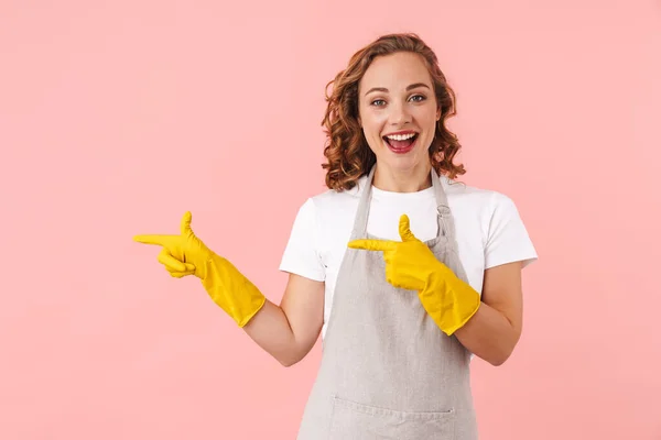 Imagem Alegre Mulher Feliz Dona Casa Isolada Sobre Fundo Parede — Fotografia de Stock