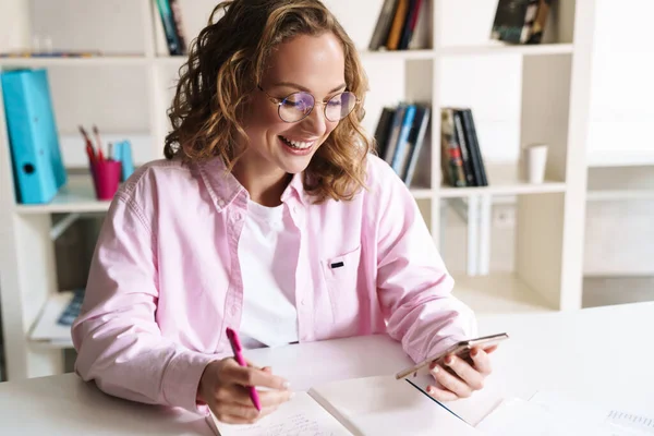 Foto Von Fröhlichen Netten Frau Trägt Brille Mit Handy Während — Stockfoto