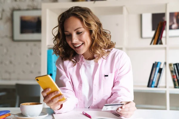 Foto Leende Trevlig Kvinna Med Mobiltelefon Och Innehav Kreditkort När — Stockfoto