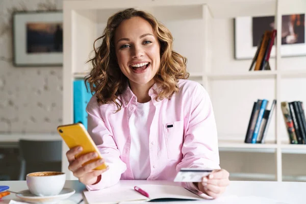 Photo Une Belle Femme Souriante Utilisant Téléphone Portable Tenant Une — Photo