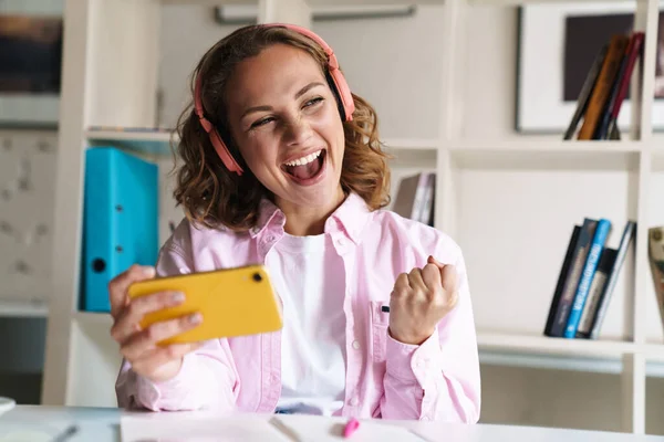 Foto Mulher Animada Fones Ouvido Jogando Videogame Celular Fazendo Gesto — Fotografia de Stock