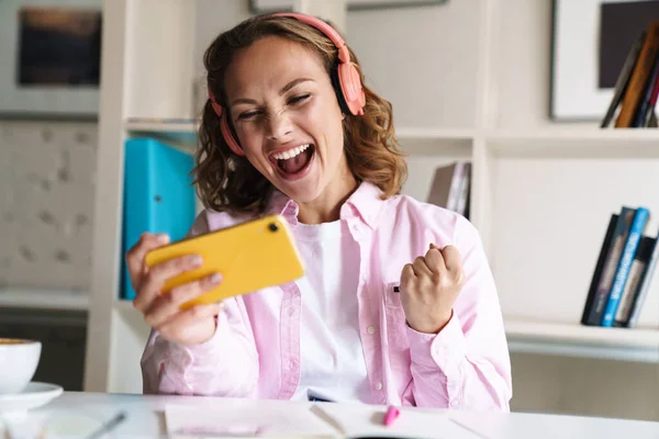 Foto Mulher Animada Fones Ouvido Jogando Videogame Celular Fazendo Gesto — Fotografia de Stock