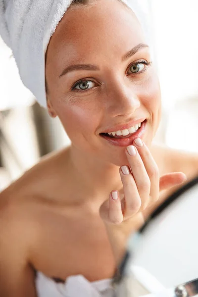 Photo Young Joyful Woman Wrapped White Towels Doing Makeup While — Stock Photo, Image
