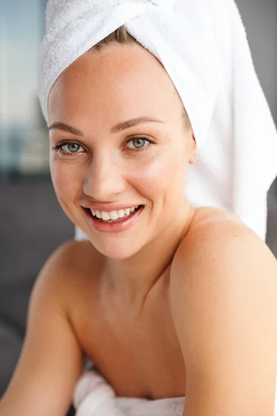 Photo Closeup Young Joyful Woman Wrapped White Towels Looking Smiling — Stock Photo, Image