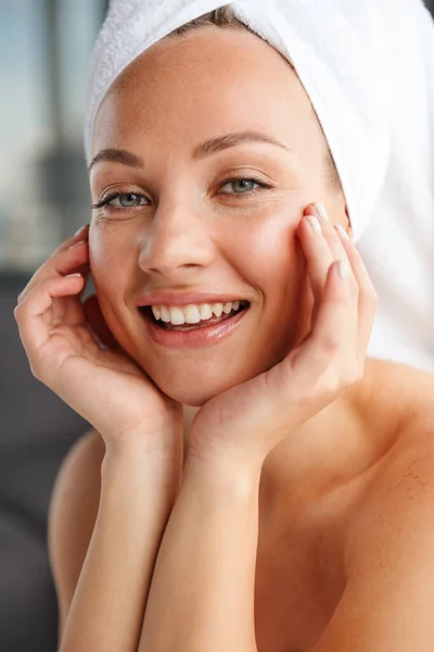 Photo Closeup Young Joyful Woman Wrapped White Towel Looking Smiling — Stock Photo, Image