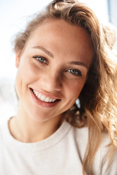 Close Van Een Glimlachende Jonge Vrouw Staan Voor Het Raam — Stockfoto