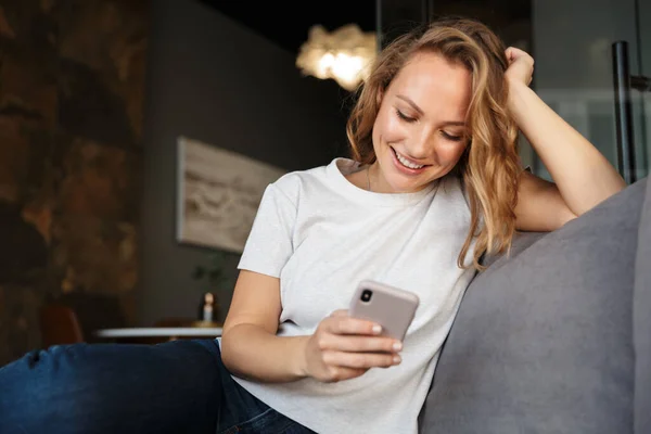 Jolie Jeune Femme Blonde Souriante Portant Des Vêtements Décontractés Utilisant — Photo