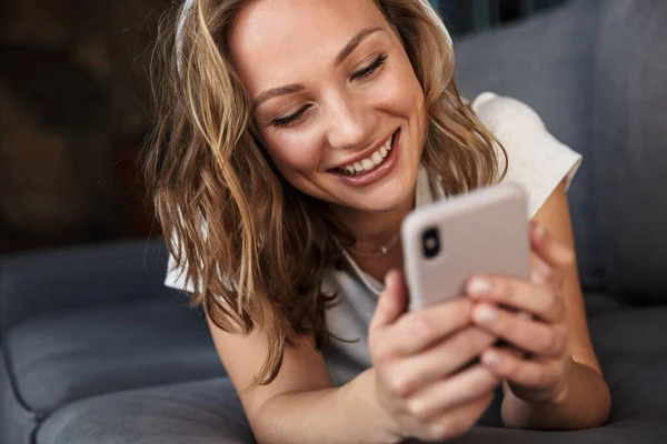 Beeld Van Glimlachende Blonde Vrouw Met Behulp Van Mobiele Telefoon — Stockfoto
