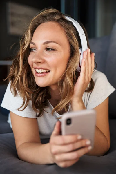 Bild Einer Lächelnden Blonden Frau Die Handy Und Drahtlose Kopfhörer — Stockfoto