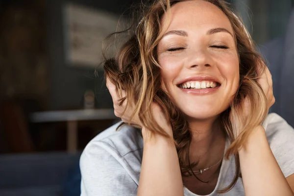 Immagine Una Donna Bionda Sorridente Che Usa Cuffie Senza Fili — Foto Stock