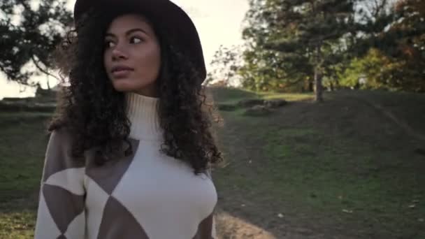 Joven Chica Africana Bonita Sombrero Caminando Aire Libre Parque Natural — Vídeo de stock