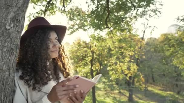 Jovem Menina Africana Bastante Positiva Chapéu Andando Livre Parque Natural — Vídeo de Stock