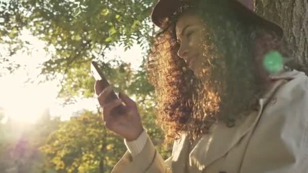 Joven Alegre Chica Africana Positiva Sombrero Caminando Aire Libre Parque — Vídeo de stock