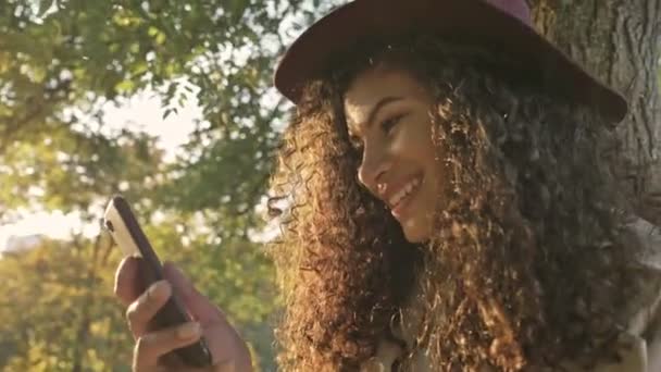 Junge Lächelnde Afrikanerin Mit Hut Geht Draußen Grünen Naturpark Mit — Stockvideo